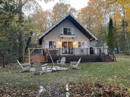 Snug Life - Sturgeon Bay Lakefront Cabin - Image 3