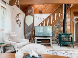 Snug Life - Sturgeon Bay Lakefront Cabin - Image 2