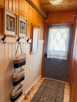 Snug Life - Sturgeon Bay Lakefront Cabin - Image 5