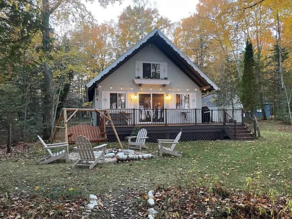 Snug Life - Sturgeon Bay Lakefront Cabin - Image 3