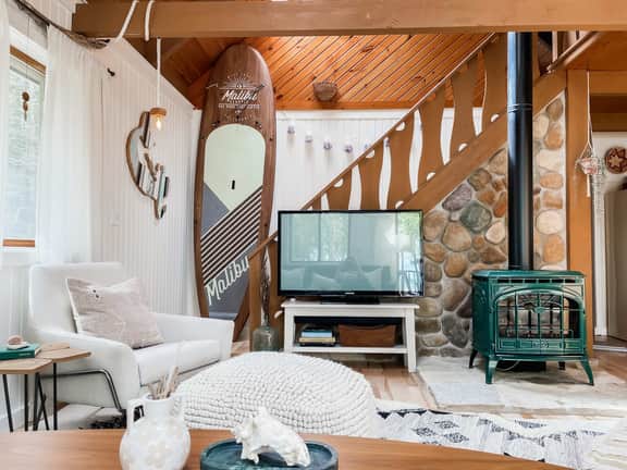 Snug Life - Sturgeon Bay Lakefront Cabin - Image 2