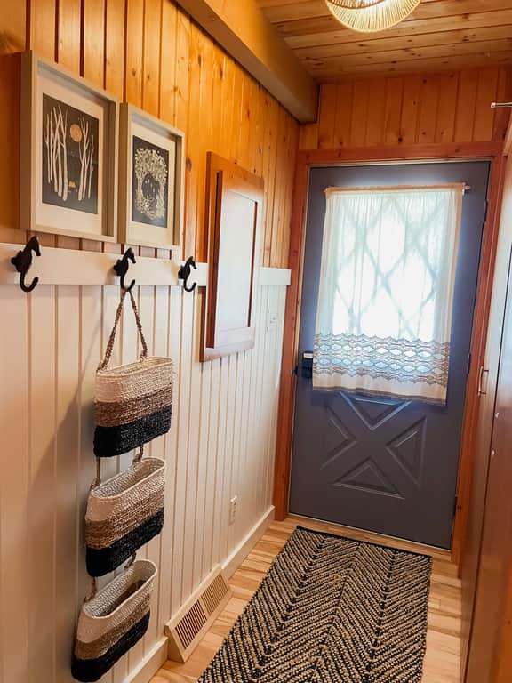 Snug Life - Sturgeon Bay Lakefront Cabin - Image 5